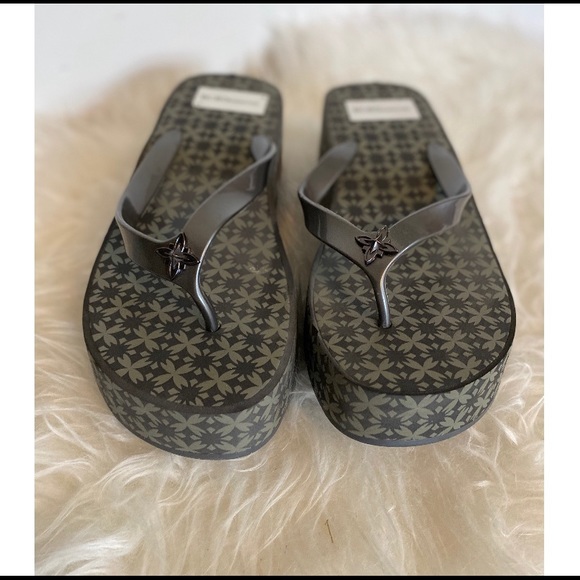 BCBGeneration Shoes - NWOT BCBGeneration Gisselle Thong Wedges size 8